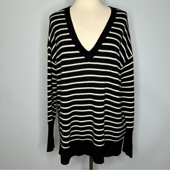 Halogen Women’s Black Ivory Striped V-Neck Oversized Pullover Sweater Size M - Picture 1 of 7